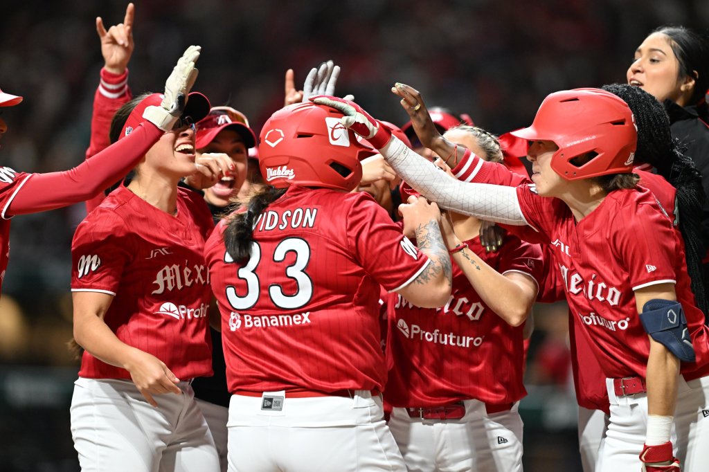 Diablas celebrando un Home Run//Intagram@DiablosRojosFemenil