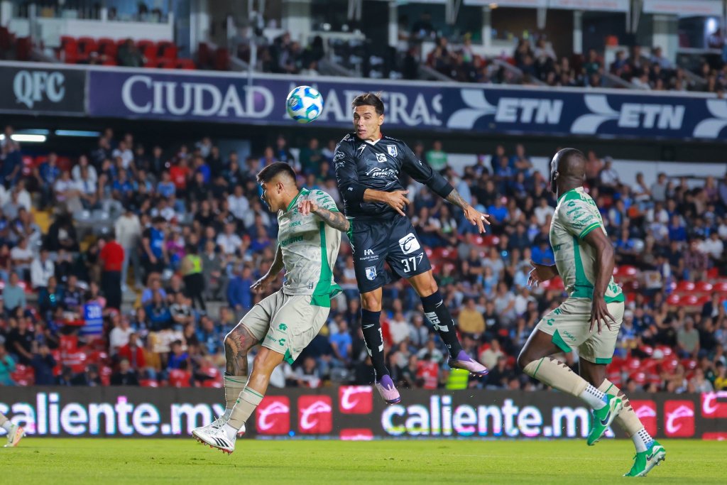 Querétaro y Santos empatan 2-2 en un duelo intenso en el Estadio&nbsp;Corregidora